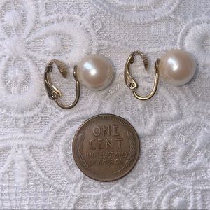 2/$18 Vintage Pearl Clip On Earrings